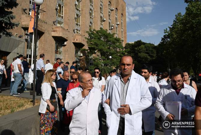 ԲՀԿ-ի աջակիցները բողոքի ակցիա են անցկացրել ԿԸՀ-ի շենքի դիմաց՝ «ձայների գողանալու» առնչությամբ