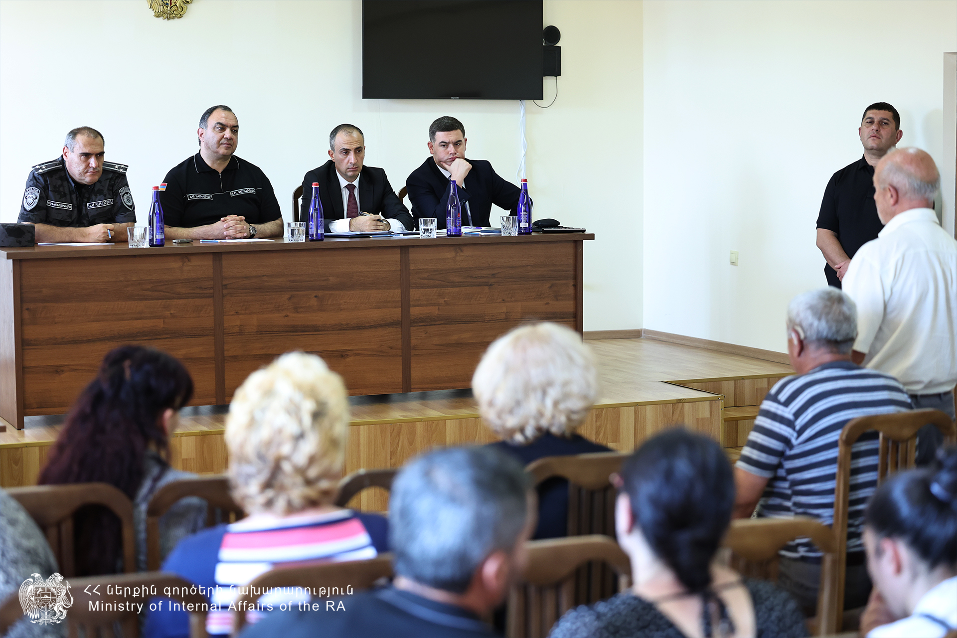 Իշխանությունները զինվորական հավաքներով արգելում են արտերկրից ժամանած քաղաքացիների երկիրը լքելը